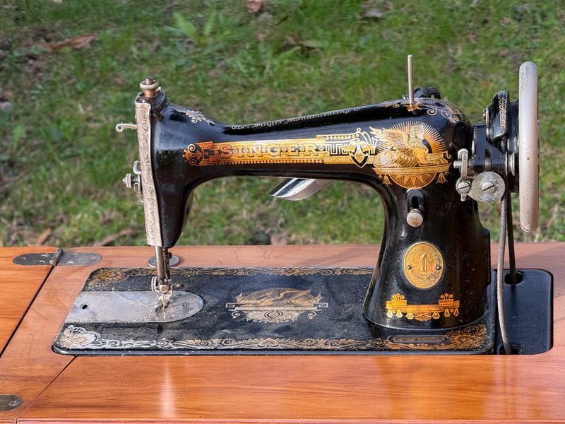 Vecchia macchina da cucire SINGER meta ‘900 con pedale in ghisa