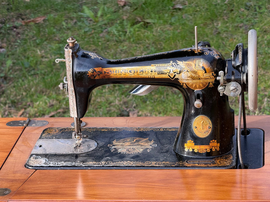 Vecchia macchina da cucire SINGER meta ‘900 con pedale in ghisa