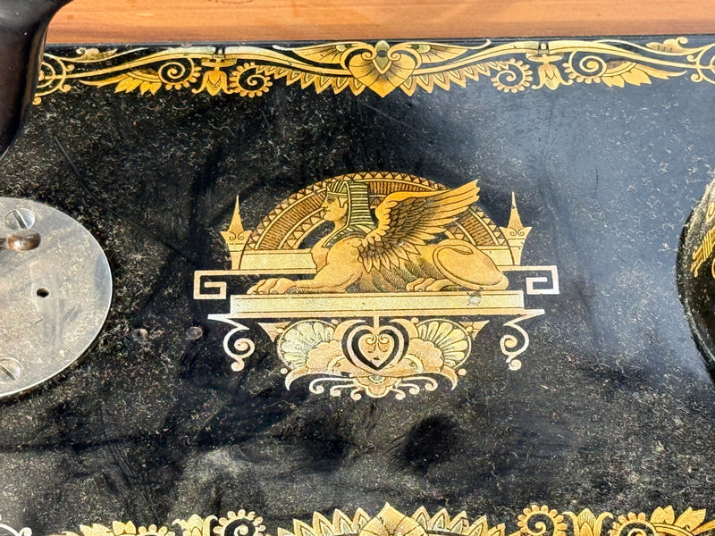 Vecchia macchina da cucire SINGER meta ‘900 con pedale in ghisa