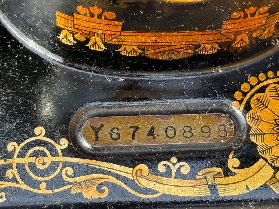 Vecchia macchina da cucire SINGER meta ‘900 con pedale in ghisa