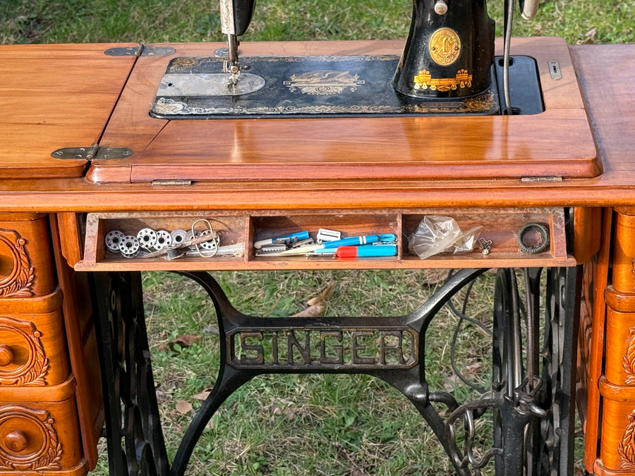 Vecchia macchina da cucire SINGER meta ‘900 con pedale in ghisa