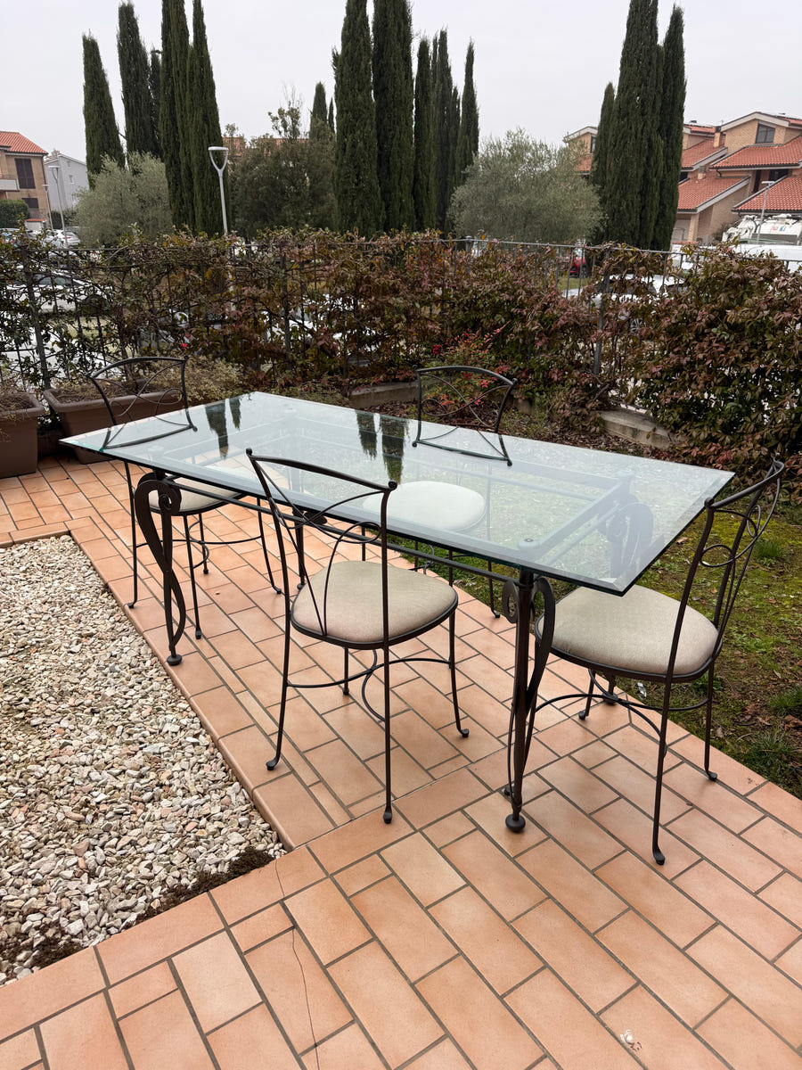 Tavolo da esterno in vetro con 4 sedie (seduta ferro battuto)