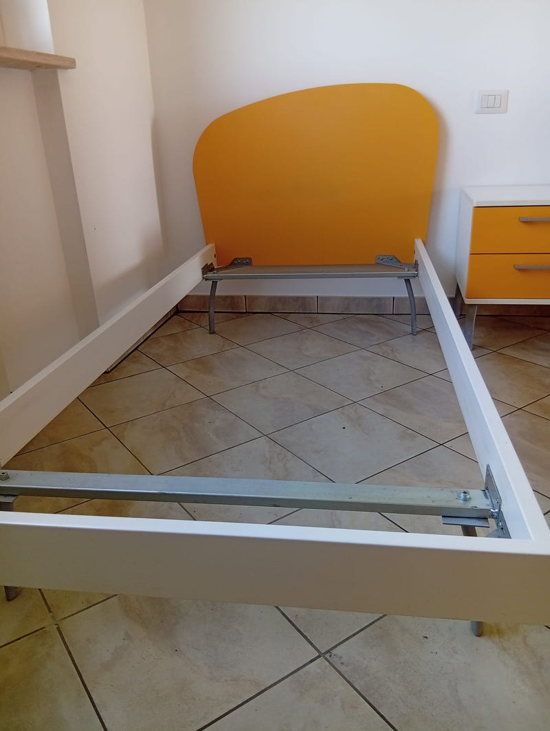 Cameretta: armadio+2 letti+scrivania+comodino