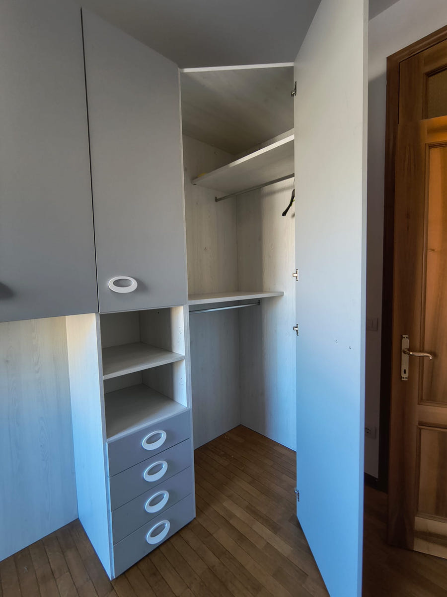 Cameretta a ponte angolare (cabina armadio) e cassettiera