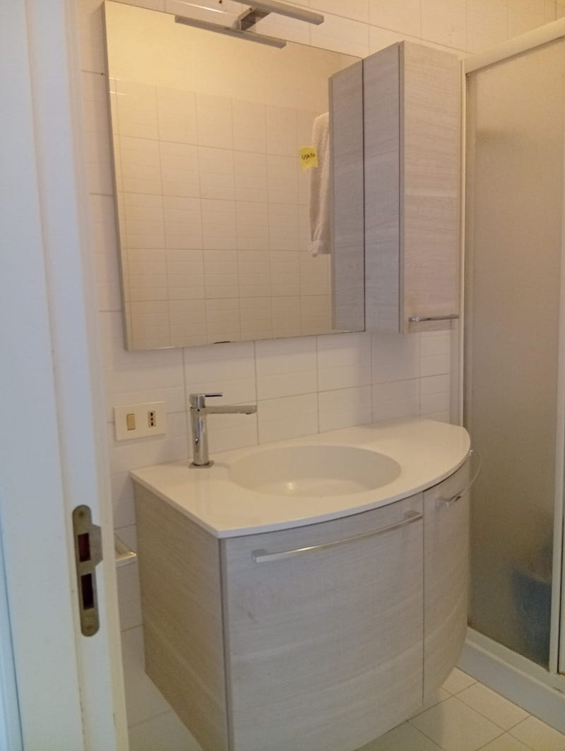 Mobile bagno sospeso con specchio