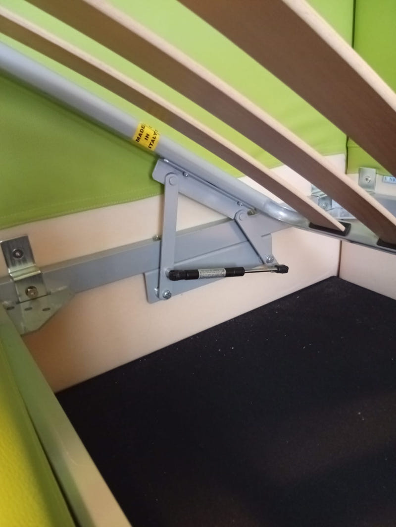 Cameretta a soppalco angolare con letto contenitore