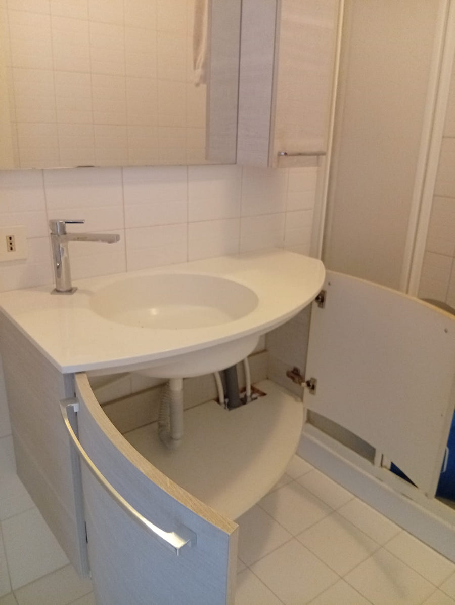 Mobile bagno sospeso con specchio