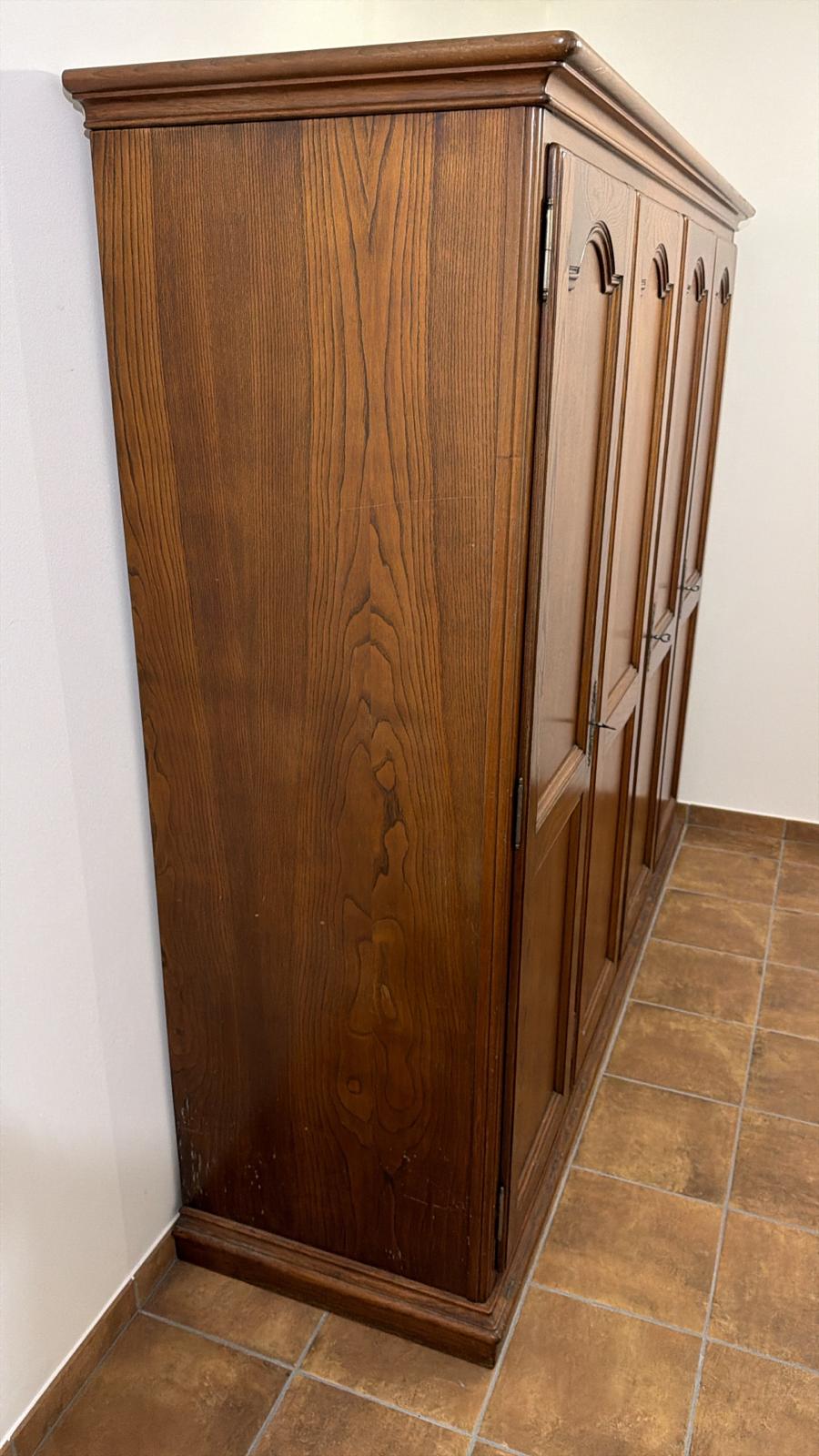 Armadio basso in legno