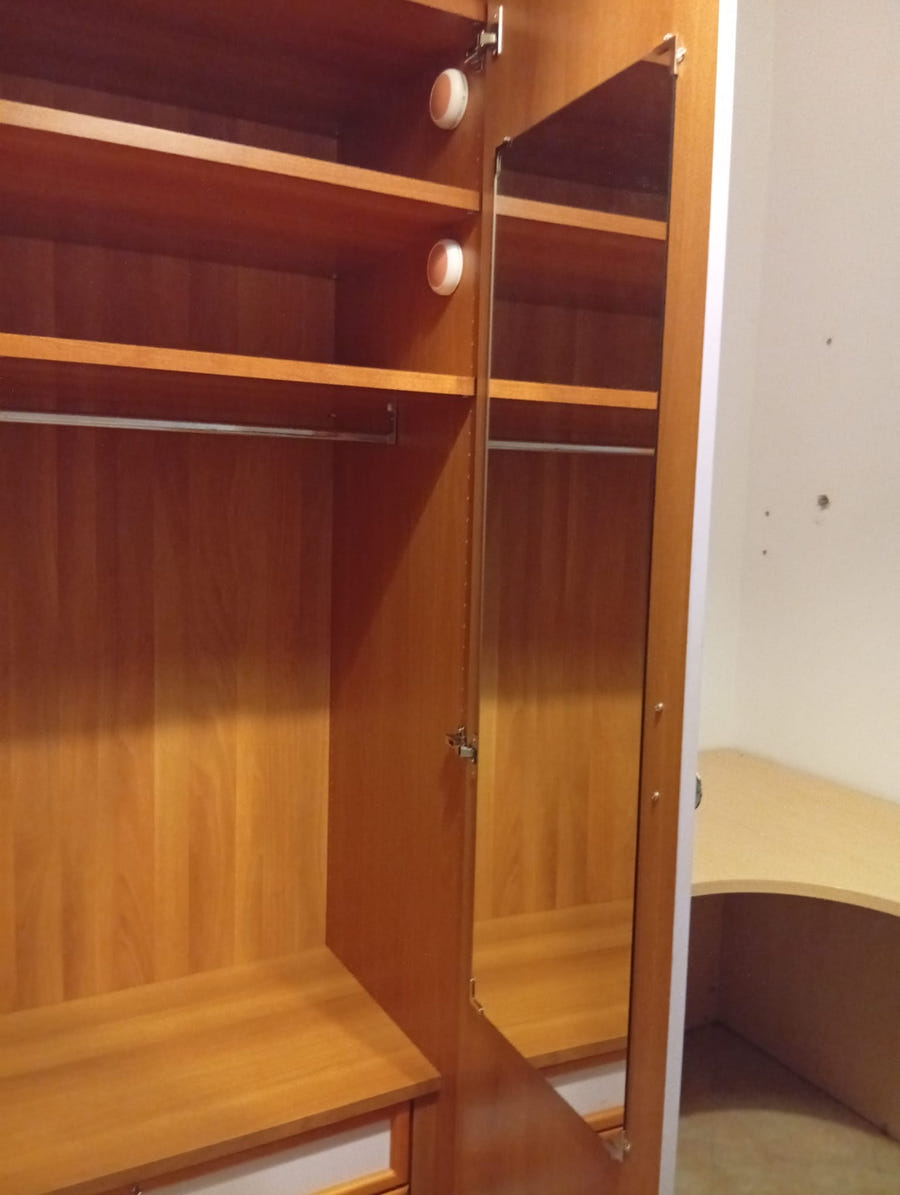 Cameretta: armadio 2 ante + scrivania angolare e libreria