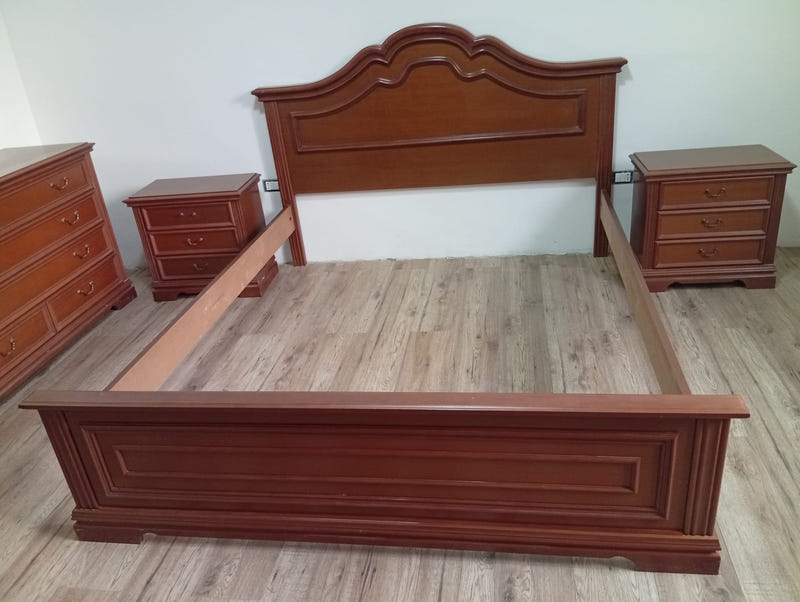 Camera matrimoniale completa stile classico