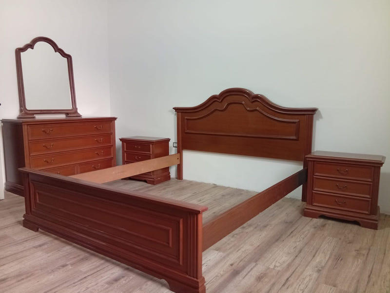 Camera matrimoniale completa stile classico