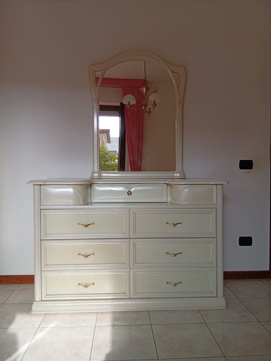 Camera matrimoniale completa stile classico