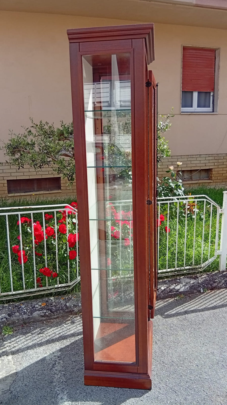 Vetrina a colonna con ripiani in vetro